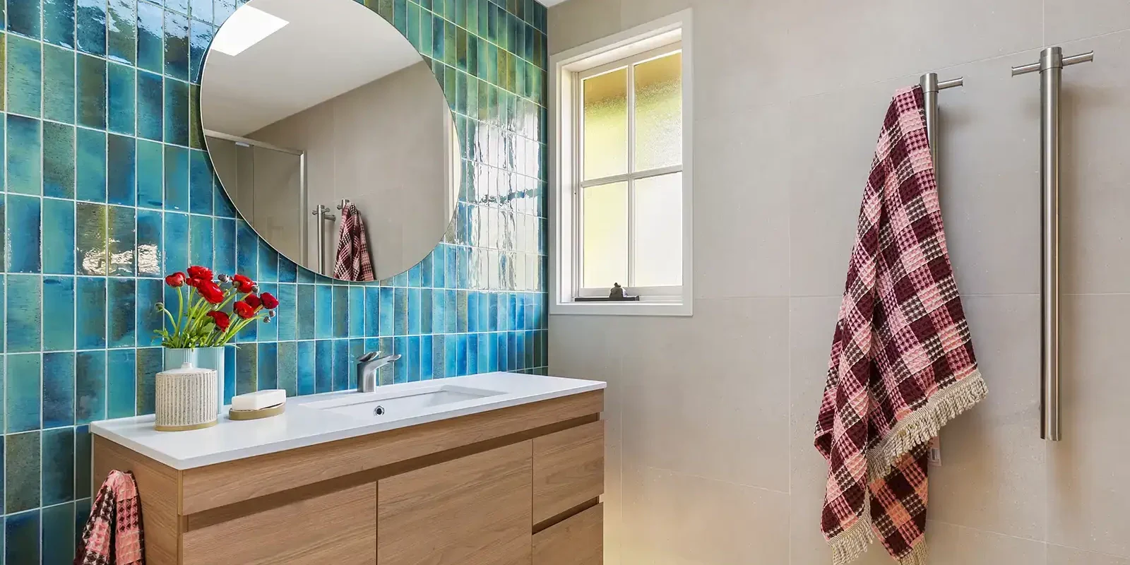 Electric 12V Vertical Heated Towel Bar – Round Profile 900mm - Image 4