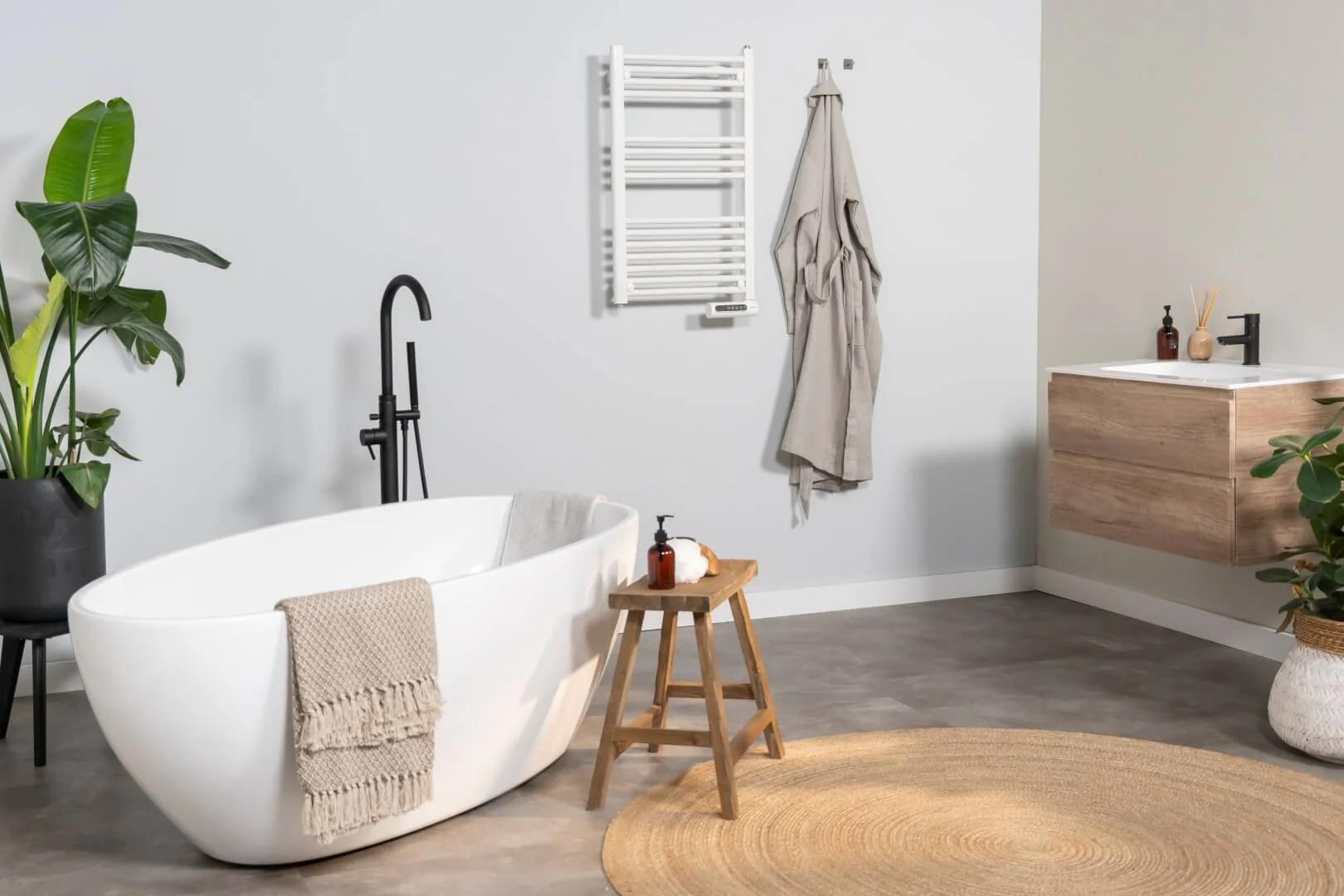 Eurom Sani-Towel 750 Black Electric Bathroom Radiator – Powerful and Stylish Towel Warmer with Timer and Safety Features - Image 9